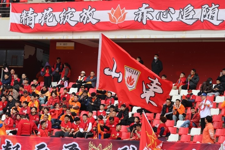 主場(chǎng)上萬(wàn)名球迷的吶喊助威，給山東體彩女足征戰女超增添了能量與動(dòng)力