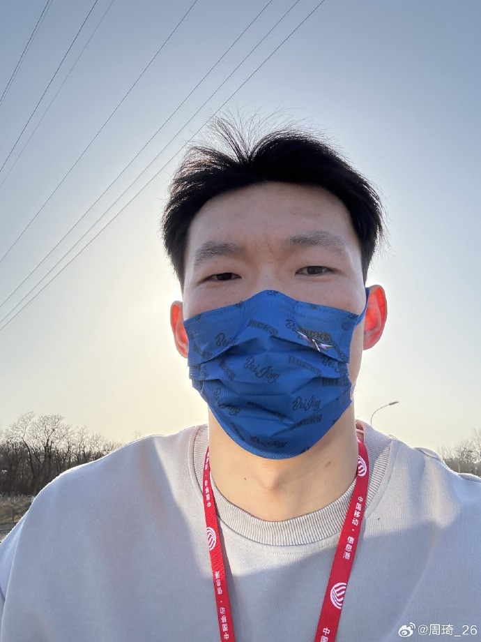 悠閑！周琦騎京牌電動(dòng)車(chē)出行：太陽(yáng)出來(lái)了 開(kāi)京牌兜兜風(fēng)！