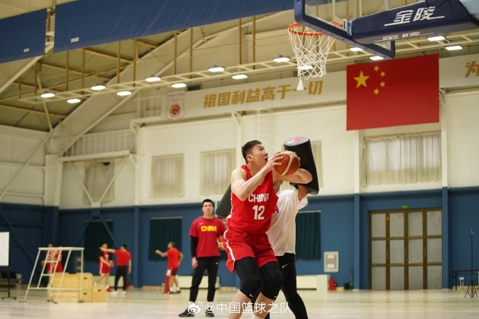 中國籃球之隊官博：大塊頭 大能量 祝李炎哲25歲生日快樂(lè )！
