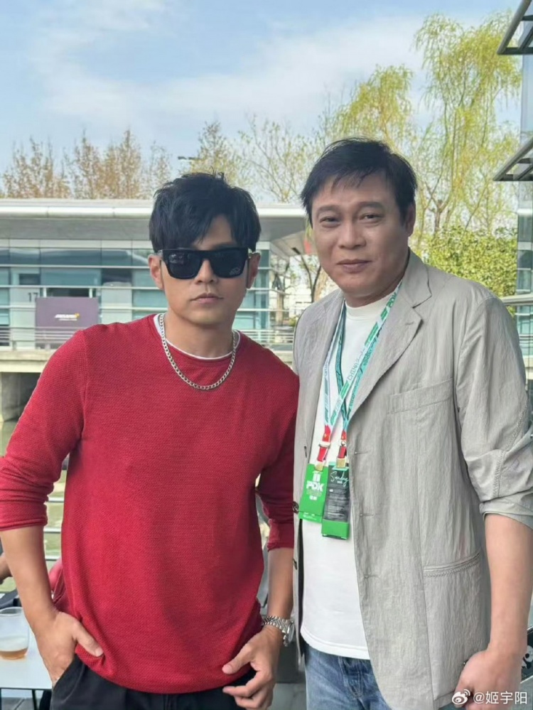 上海觀(guān)戰F1！記者曬范志毅與周杰倫合影照
