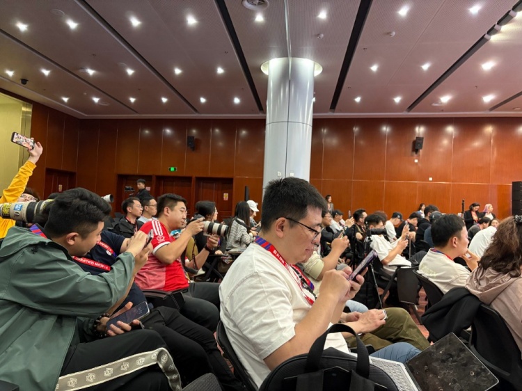 萬(wàn)眾矚目！記者擠滿(mǎn)國足賽前新聞發(fā)布廳，賽場(chǎng)記者預計超300人
