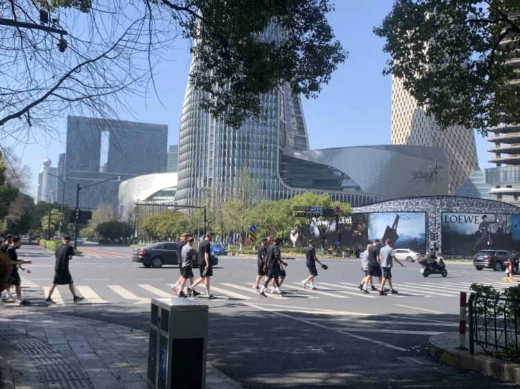 心態(tài)放松，有網(wǎng)友拍到澳大利亞隊早上在萬(wàn)象城citywalk