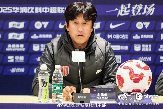 成都蓉城隊主教練徐正源出席客場(chǎng)對陣北京國安的賽前新聞發(fā)布會(huì )