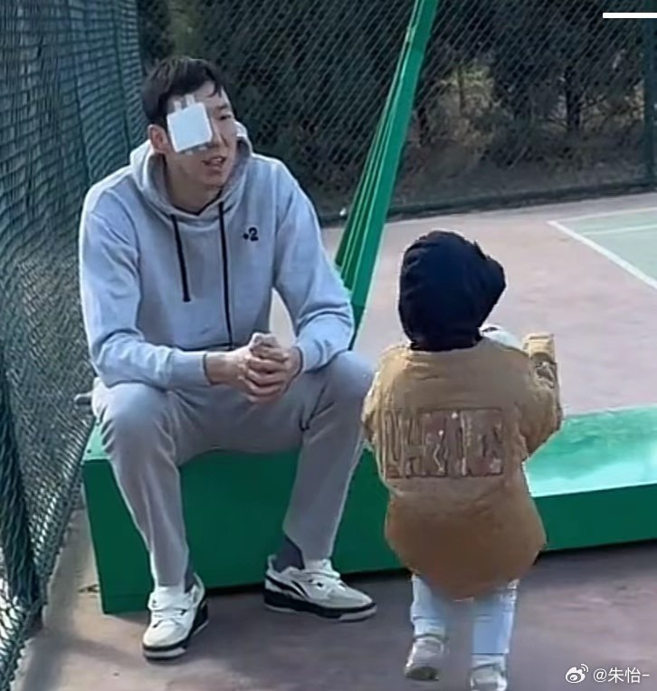 顧家好男人！記者曬出周琦手術(shù)后回歸家庭帶娃照片