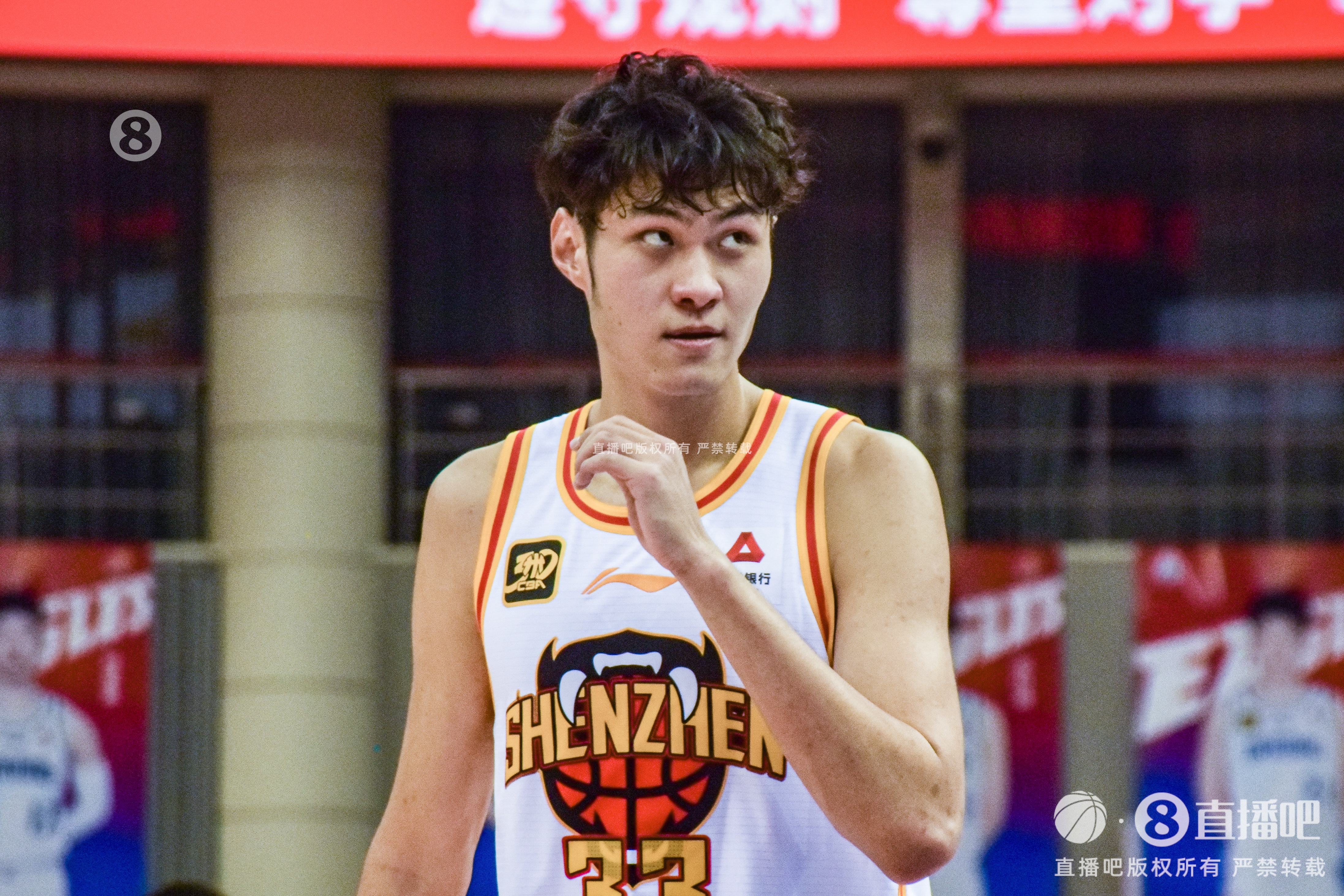 敢打敢拼！王浩然首節打滿(mǎn)12分鐘6中4拿到11分&上演反擊飛身劈扣