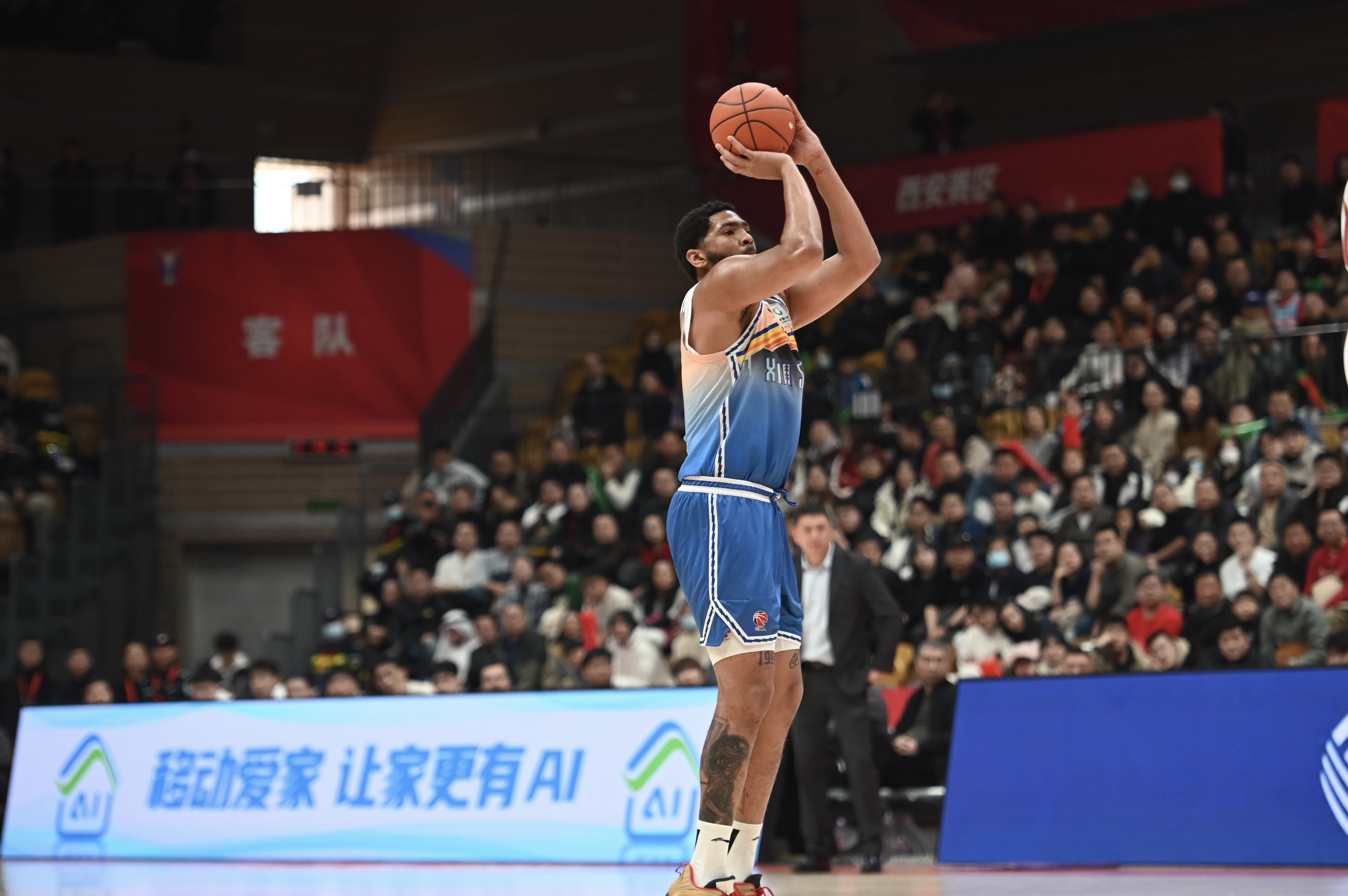 率先發(fā)力！新疆外援勞森首節7中5拿到11分 三分2中1