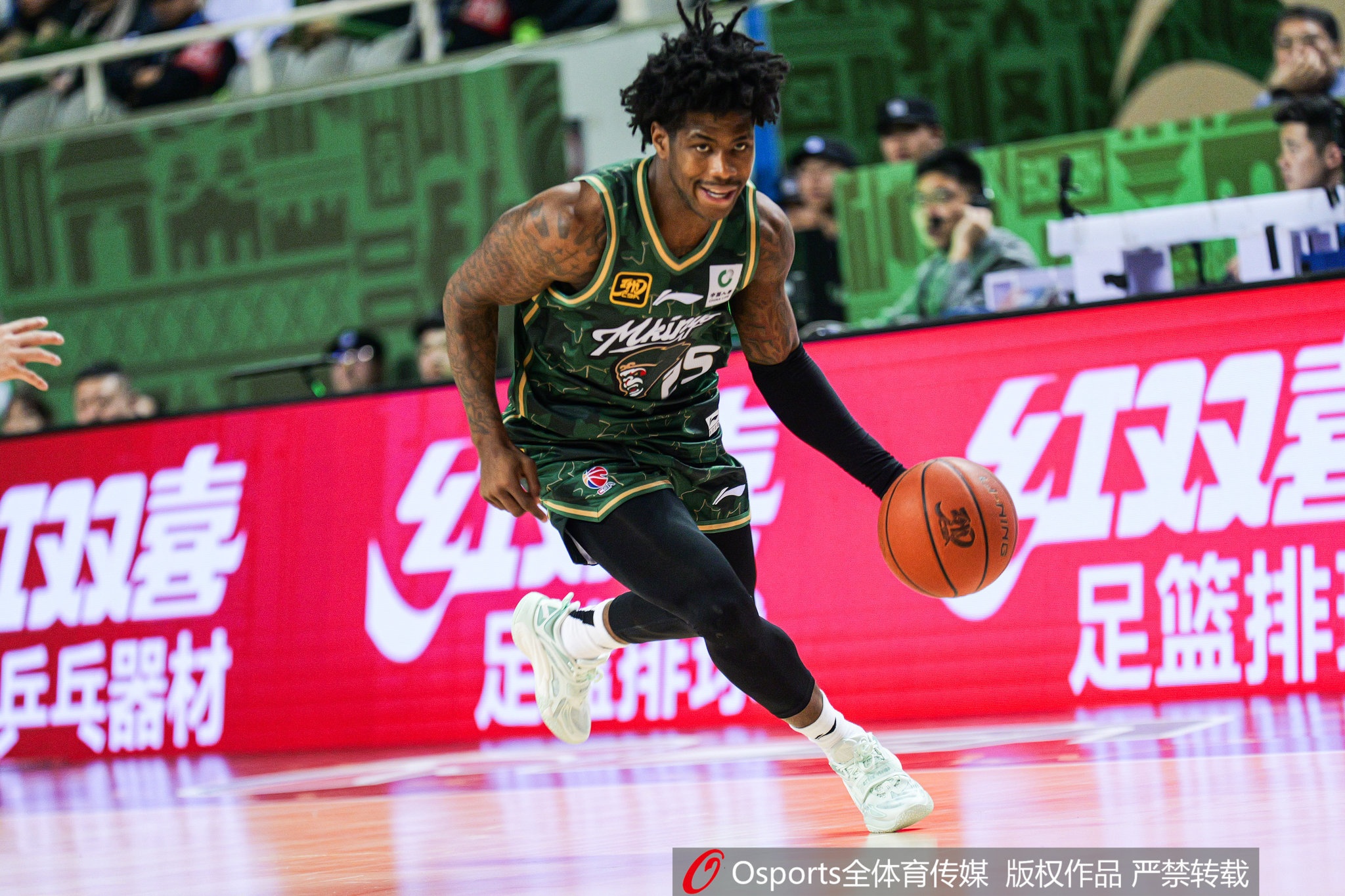 這外援猛得很！肯德里克-戴維斯16投12中&罰球18中15砍43分6板9助