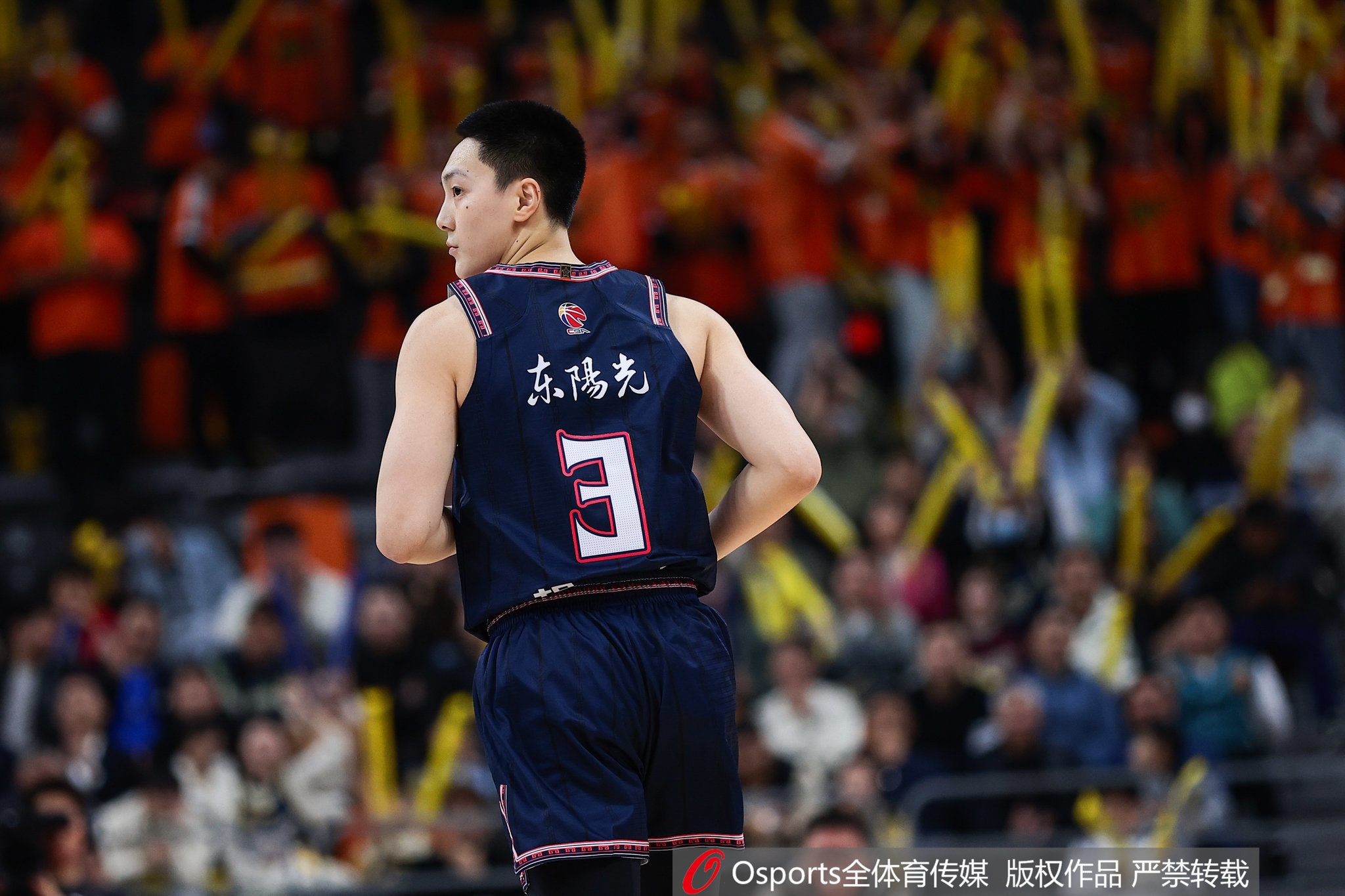穩穩當當！胡明軒上半場(chǎng)6中4得10分1板6助1斷 三分4中2